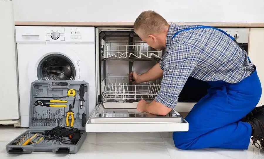 Akyurt İmmergas servisi teknisyen ekibi beyaz eşya tamiri yaparken